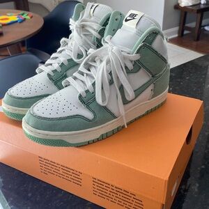 Nike Dunk High 1985
Enamel Green · Summit White
